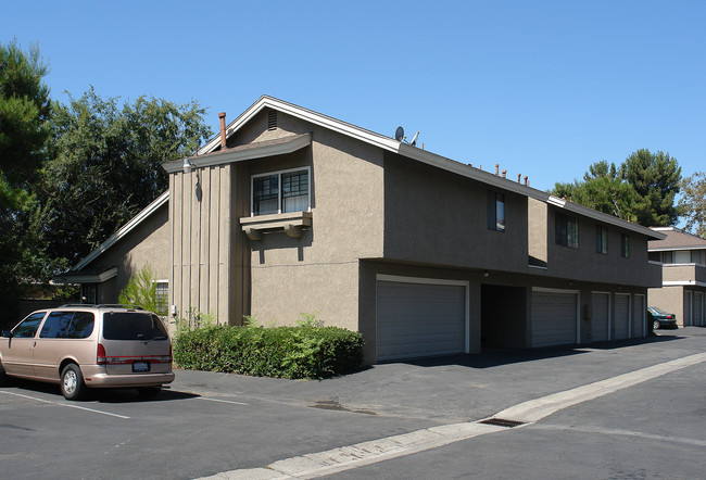 23066 Village Dr in Lake Forest, CA - Foto de edificio - Building Photo