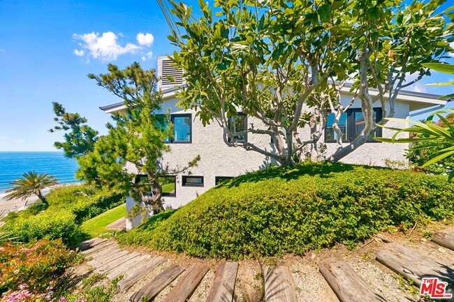 6817 Seawatch Ln in Malibu, CA - Building Photo - Building Photo