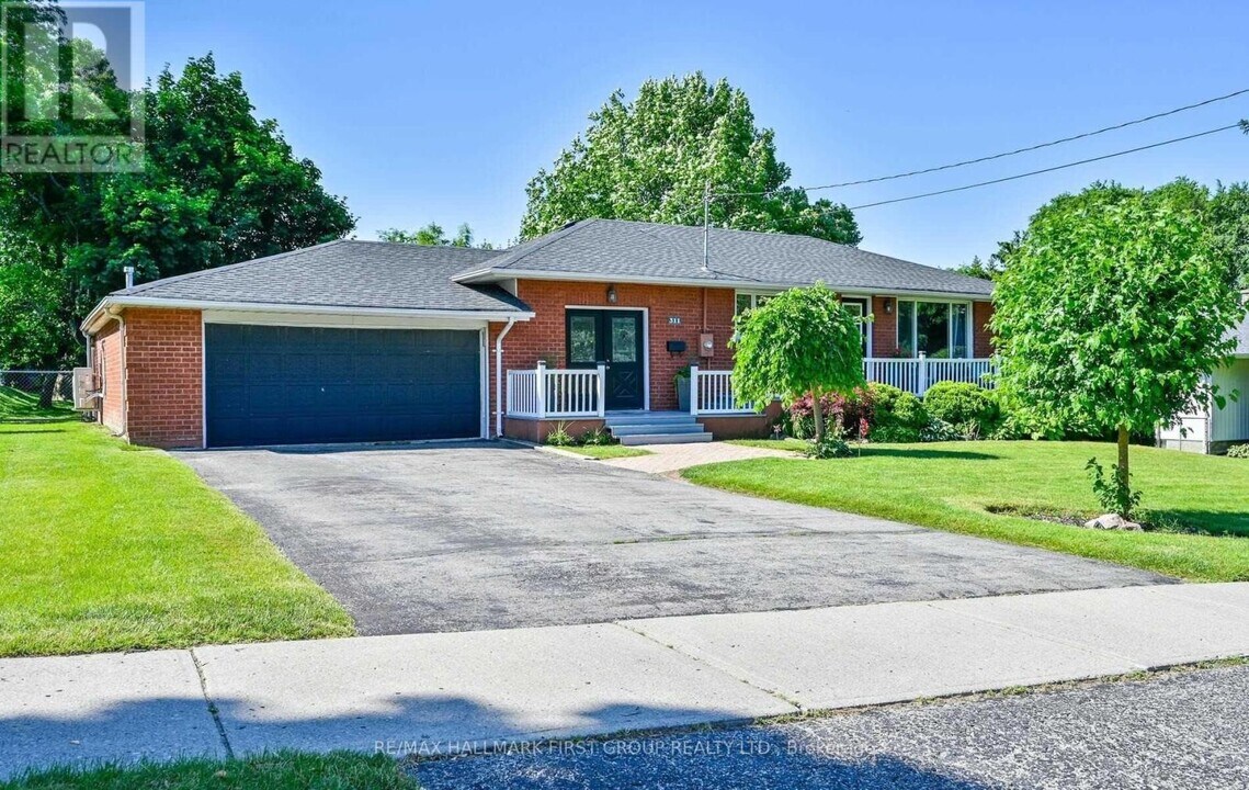 311 Frederick St in Whitby, ON - Building Photo