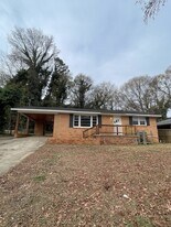 506 Old Piedmont Hwy in Greenville, SC - Building Photo