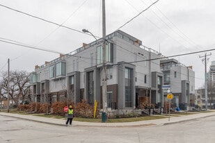 16 Greenbriar Rd in Toronto, ON - Building Photo