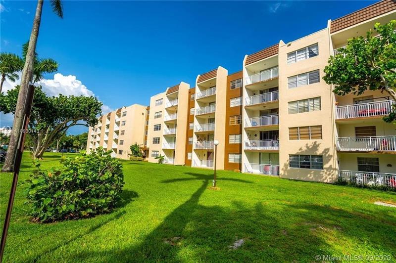 6930 Miami Gardens Dr in Hialeah, FL - Building Photo