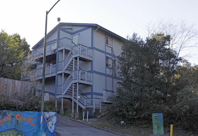 2550 Courtland Ave in Oakland, CA - Foto de edificio - Building Photo