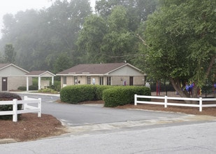 Colony Square Apartments in Clinton, SC - Foto de edificio - Building Photo