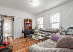 99 2nd St, Unit 1 in Medford, MA - Foto de edificio - Building Photo