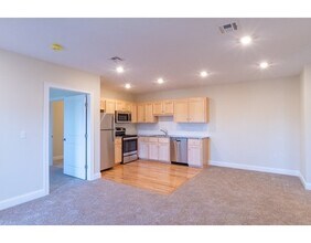 80 N Meadows Rd-Unit -102 in Medfield, MA - Foto de edificio - Building Photo