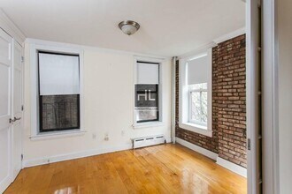 Bedford Street in New York, NY - Building Photo - Building Photo