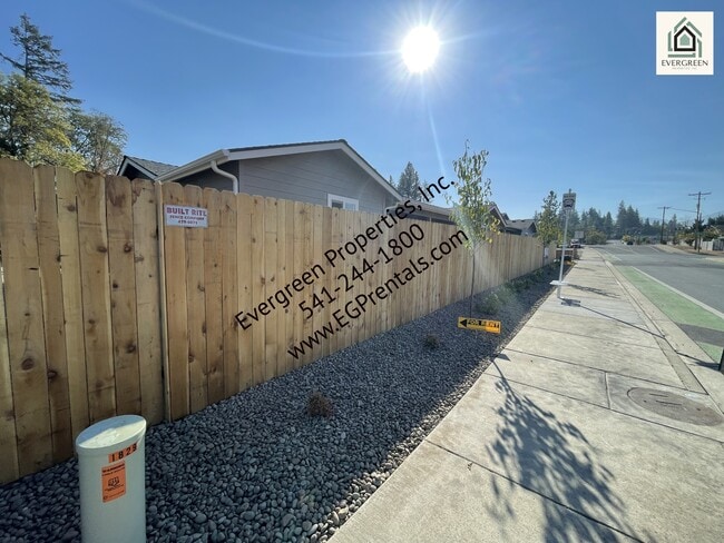 1841 Hubbard Ln in Grants Pass, OR - Building Photo - Building Photo
