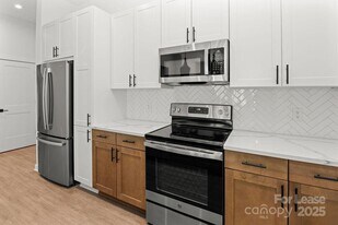 1711 Commonwealth Ave in Charlotte, NC - Building Photo