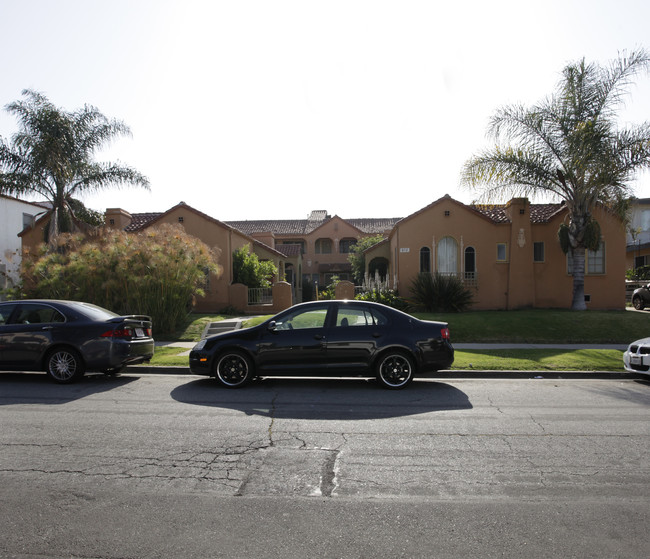 832-840 1/2 N Alta Vista Blvd in Los Angeles, CA - Foto de edificio - Building Photo