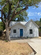 200 E Freeman St in Ennis, TX - Foto de edificio - Building Photo