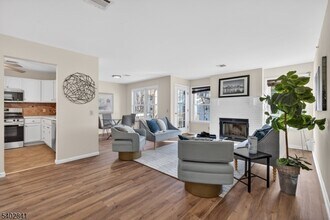 11 Evergreen Dr in Clifton, NJ - Foto de edificio - Building Photo