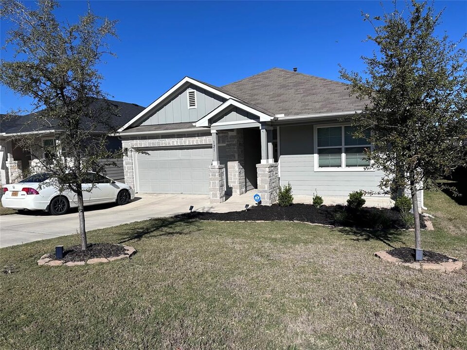 121 Big Sandy Creek Dr in Hutto, TX - Building Photo