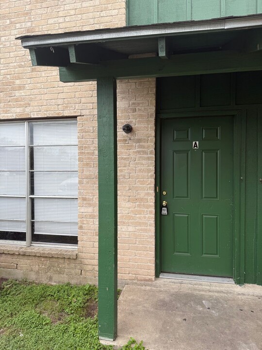 121 Regency Ave in Victoria, TX - Building Photo