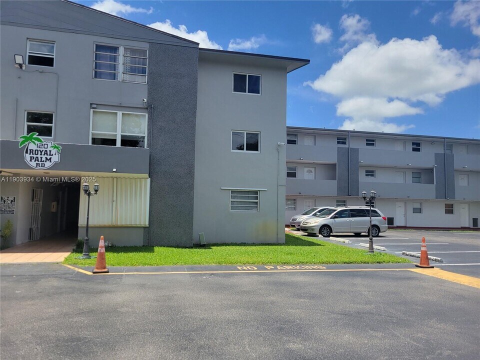 120 Royal Palm Rd, Unit 301 in Hialeah, FL - Foto de edificio