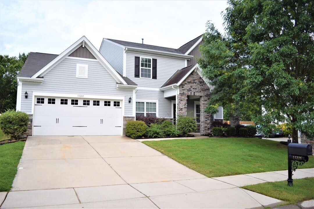 13205 Ferguson Forest Dr in Charlotte, NC - Building Photo
