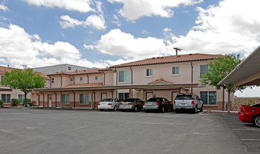 Meadowbrook Townhomes in El Paso, TX - Building Photo - Building Photo