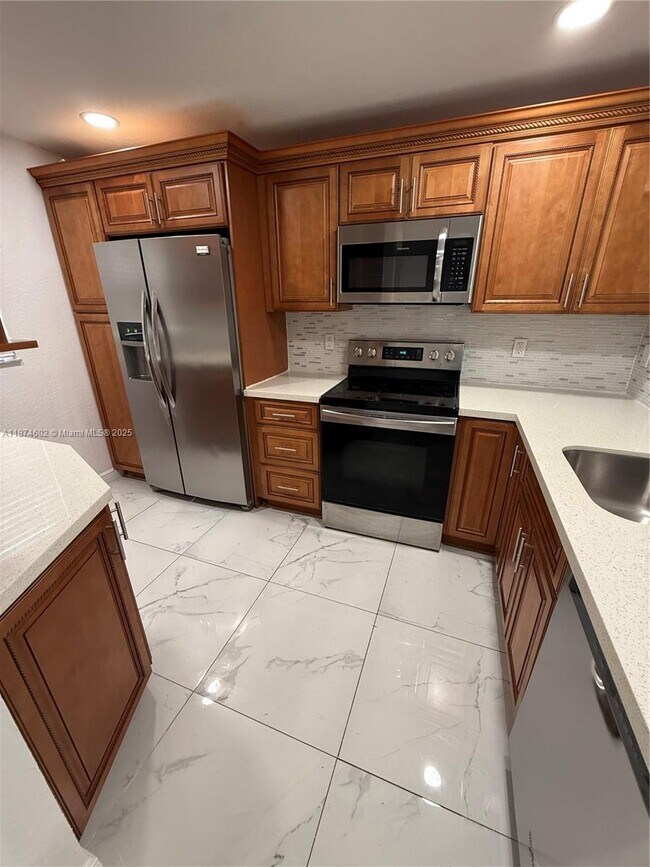 862 NE 209th St in North Miami Beach, FL - Building Photo - Building Photo