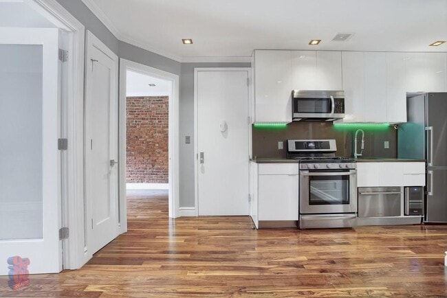 939 2nd Ave, Unit 2 in New York, NY - Building Photo - Building Photo