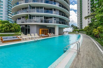 488 NE 18th St, Unit 2301 in Miami, FL - Building Photo - Building Photo