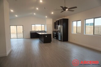 9215 Blossom Crk Dr in Shafter, CA - Foto de edificio - Building Photo