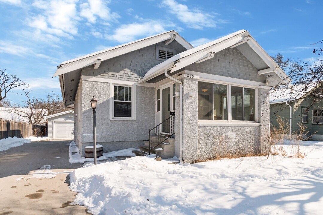 830 Ridgewood Ave in Ames, IA - Foto de edificio