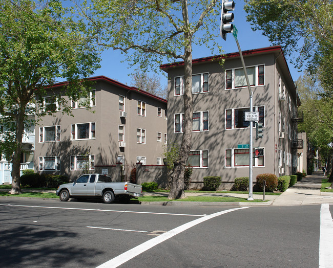 Veress Apartments in Sacramento, CA - Building Photo - Building Photo