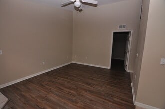 5846 8th St, Unit 5846 in Zephyrhills, FL - Foto de edificio - Building Photo