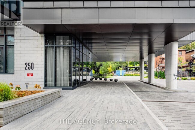 250 Lawrence Ave E in Toronto, ON - Building Photo - Building Photo