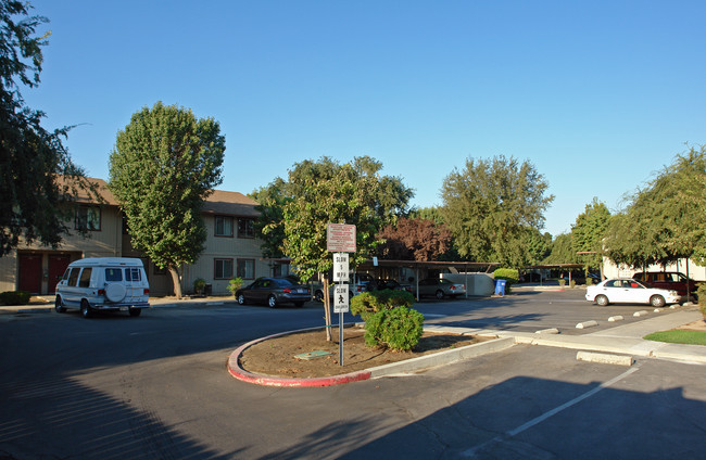 Huntlee House Apartments in Selma, CA - Building Photo - Building Photo