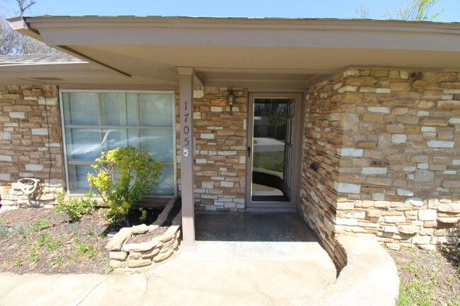 1705 Westchester Dr in The Village, OK - Building Photo - Building Photo