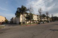 Woodland Hills Plaza and Terrace in Woodland Hills, CA - Building Photo - Building Photo