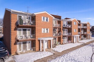 Williamsburg Court Apartments in Glenview, IL - Building Photo