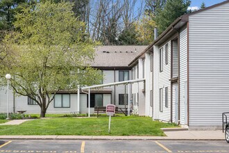 Brown Square in Ontario, NY - Foto de edificio - Building Photo