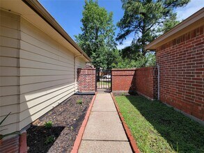 7122 River Garden Dr in Houston, TX - Building Photo - Building Photo