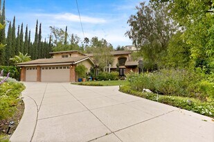4751 Topeka Dr in Tarzana, CA - Building Photo