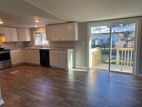 234 Barbara Ave, Unit 3 in Midway Park, NC - Foto de edificio - Building Photo