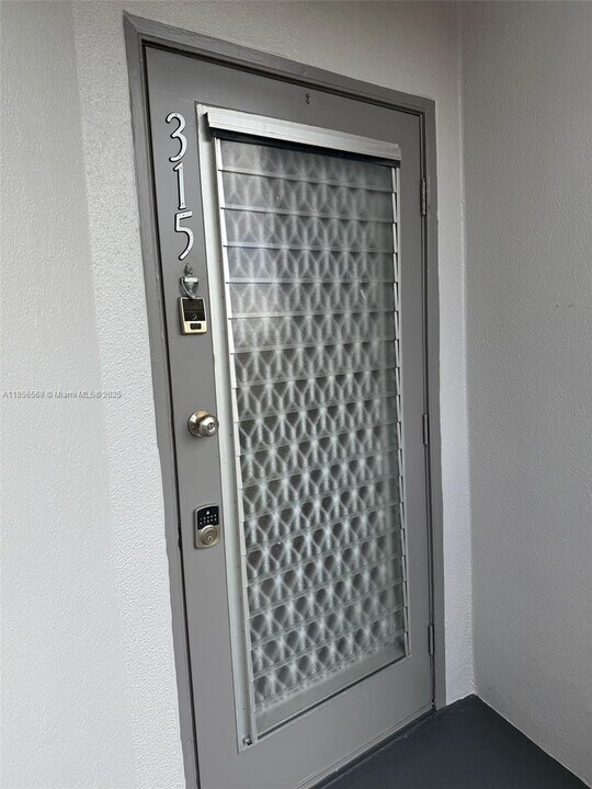 1300 SW 125th Ave in Pembroke Pines, FL - Building Photo