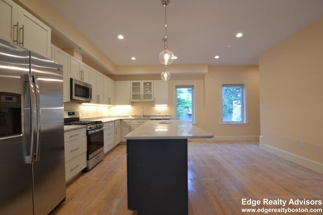 8 Cufflin St, Unit #4 in Boston, MA - Foto de edificio - Building Photo