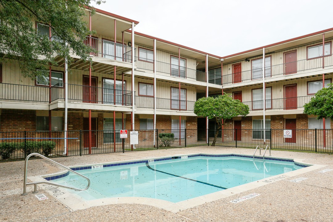 Bryton Hill Manor in Pasadena, TX - Building Photo