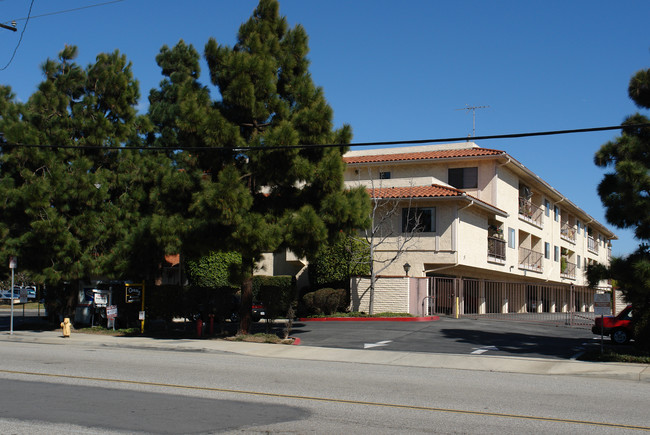 18900 Delaware St in Huntington Beach, CA - Building Photo - Building Photo