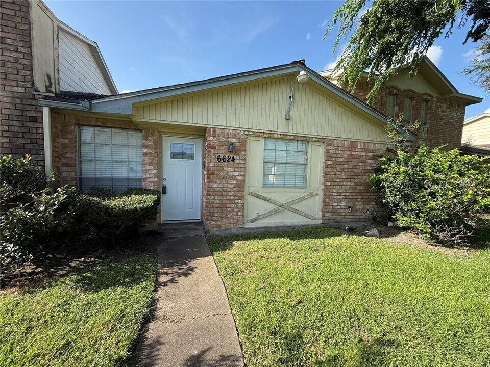 6624 Westwick Dr in Houston, TX - Building Photo