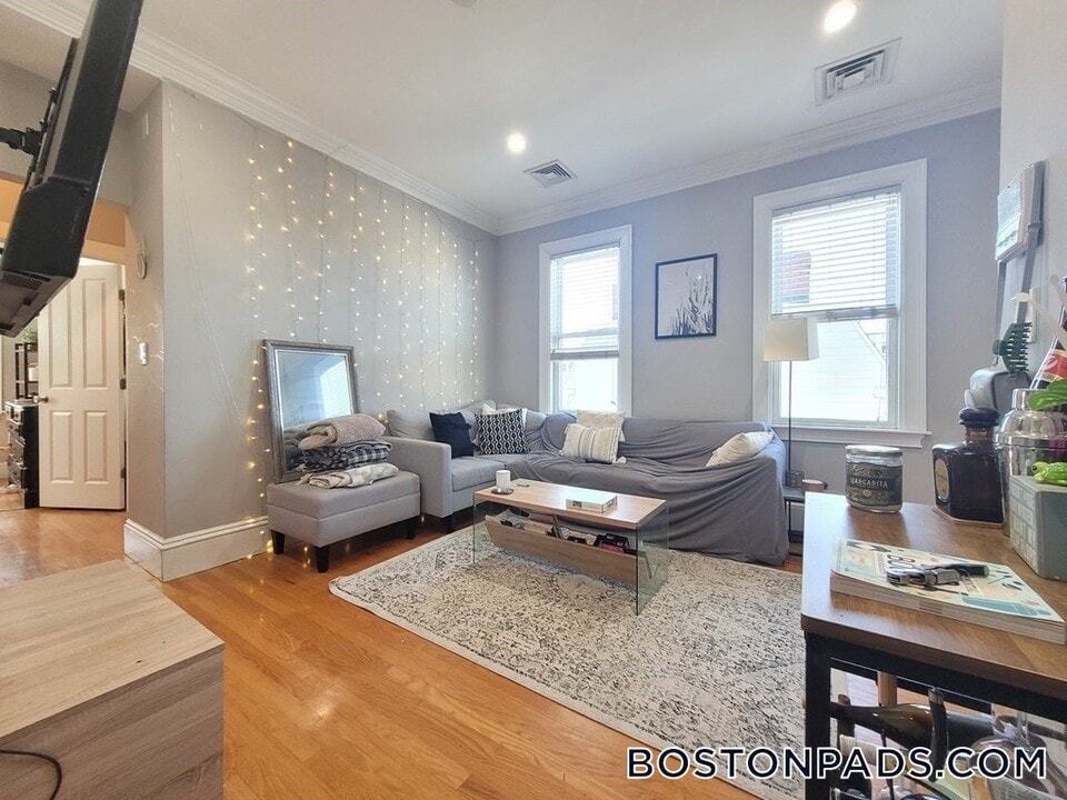 32 Ward St in Boston, MA - Building Photo
