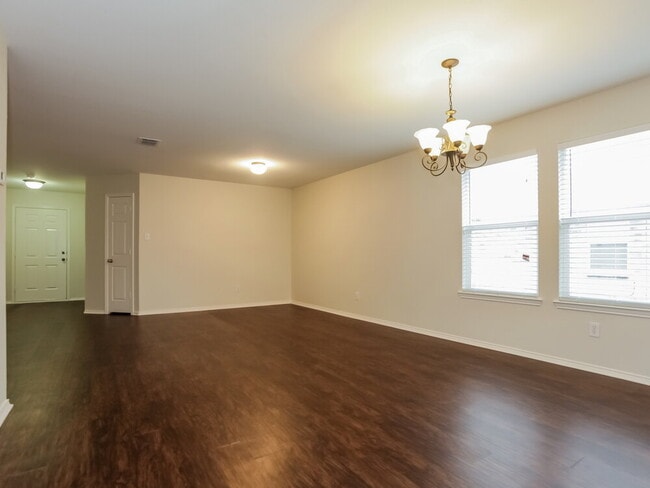 16404 Cowboy Trail in Justin, TX - Foto de edificio - Building Photo