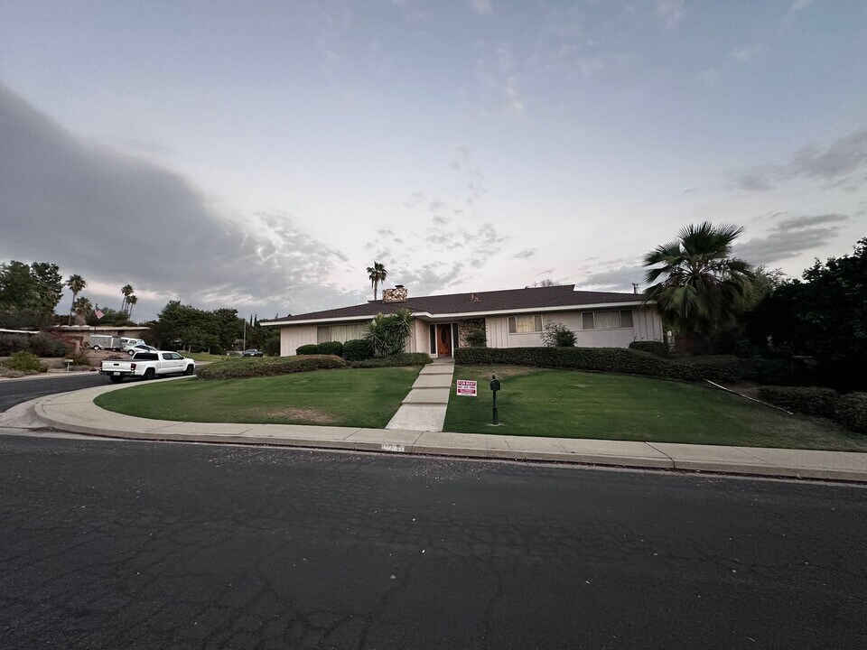 3843 Dalehurst Dr in Bakersfield, CA - Foto de edificio