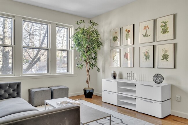 66 Marshal St, Unit 4 in Brookline, MA - Foto de edificio - Building Photo
