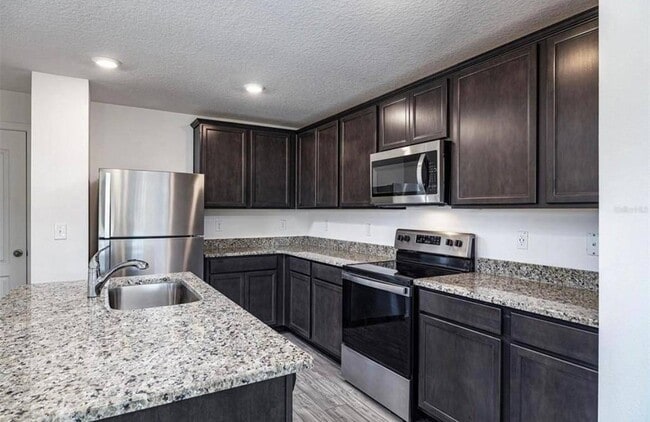 1635 Wynford Cir in Tavares, FL - Foto de edificio - Building Photo