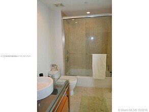 6000 Collins Ave, Unit 540 in Miami Beach, FL - Building Photo - Building Photo