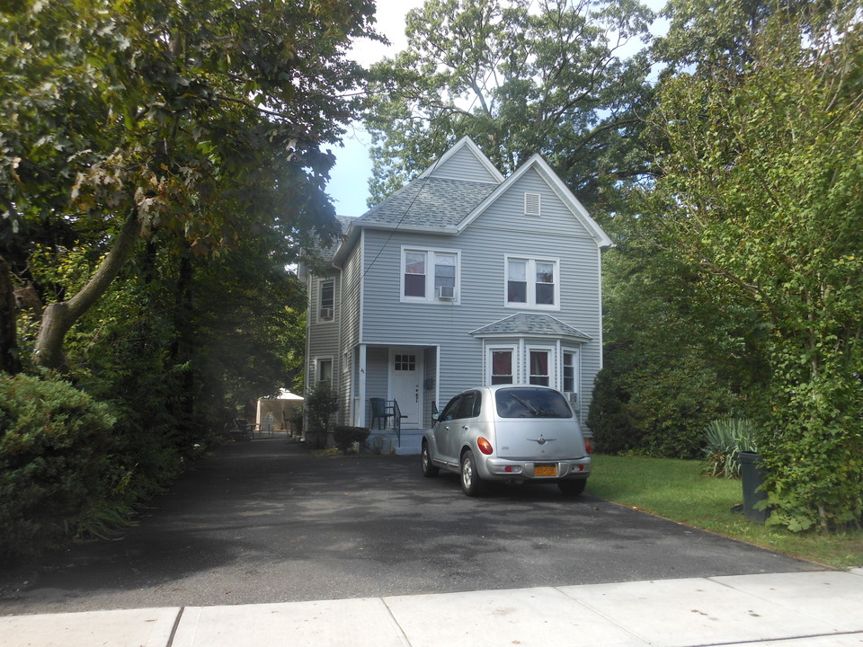 41 N Bergen Pl in Freeport, NY - Building Photo