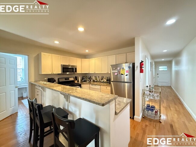 66 Egmont St, Unit 1 in Brookline, MA - Foto de edificio - Building Photo